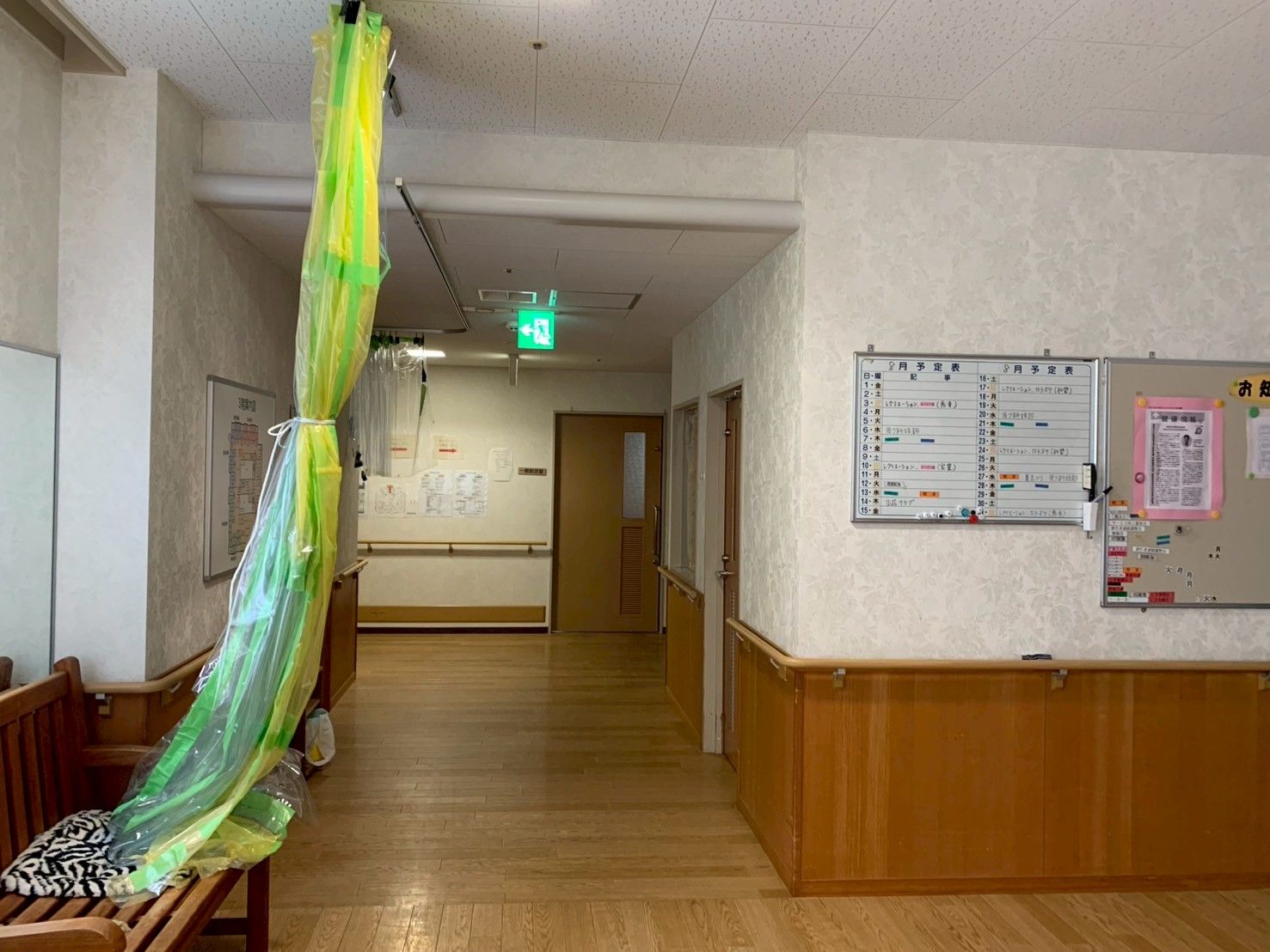 掲示板のある廊下
