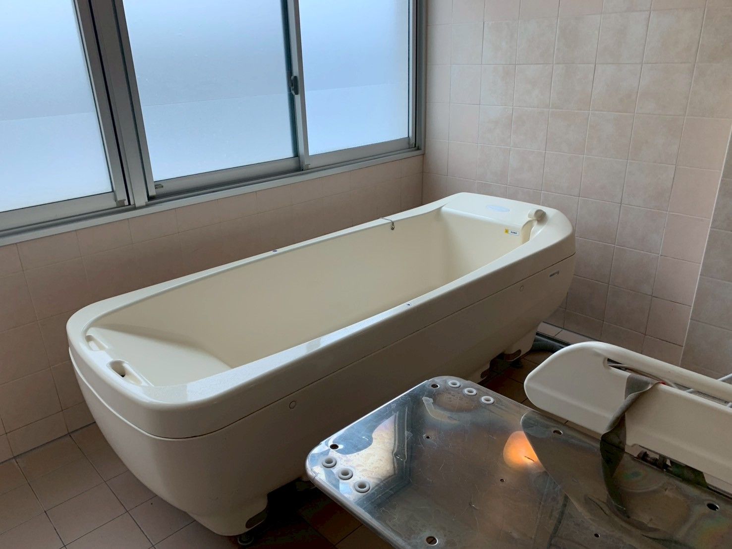 広い浴槽のある浴室