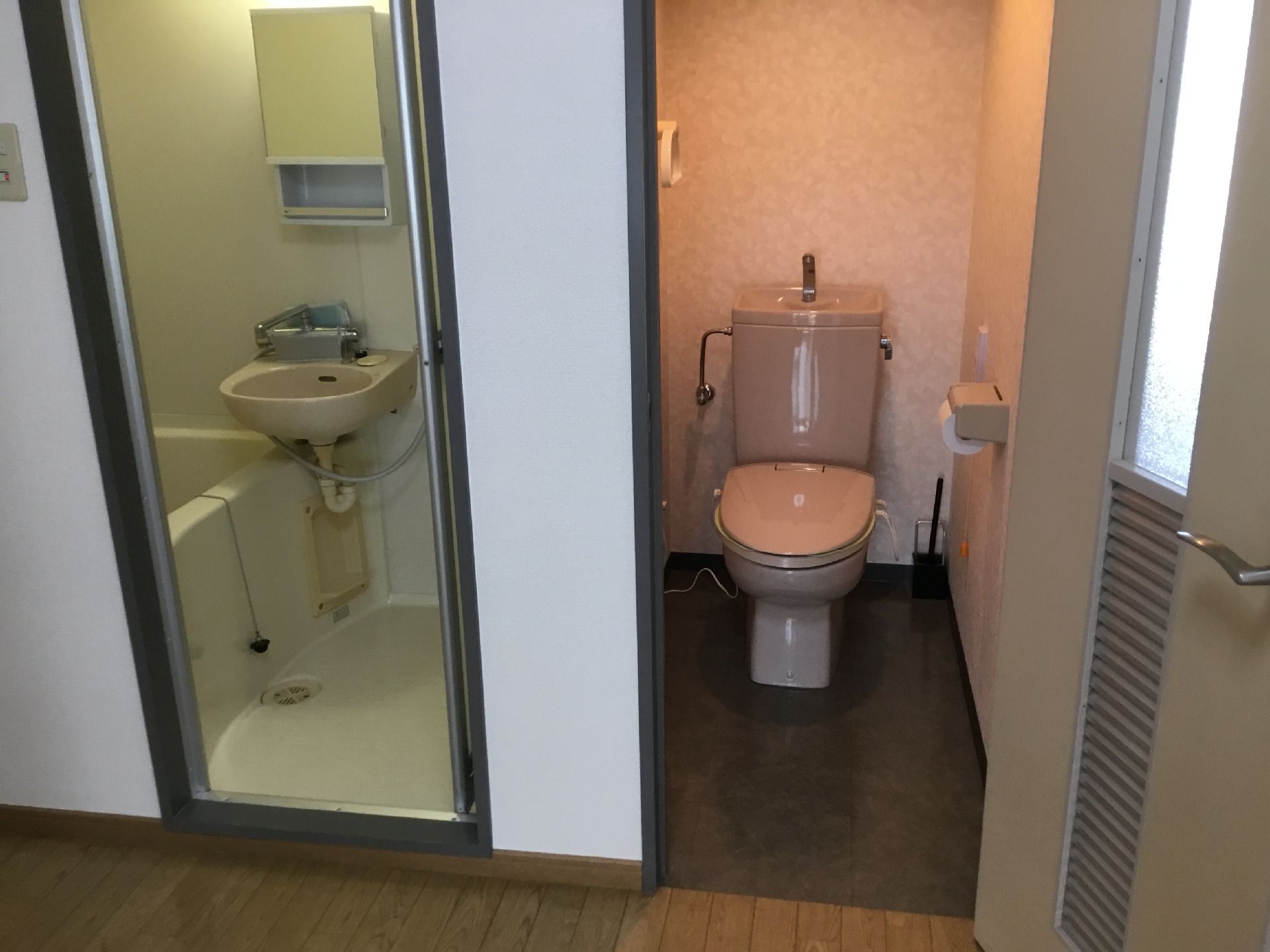 清潔感のある白いトイレと浴室