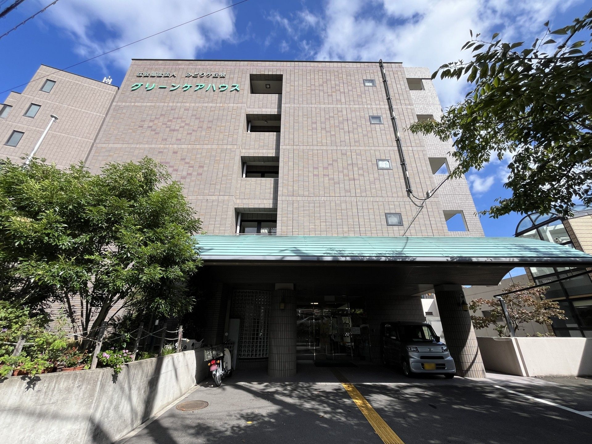 快適な施設のエントランス