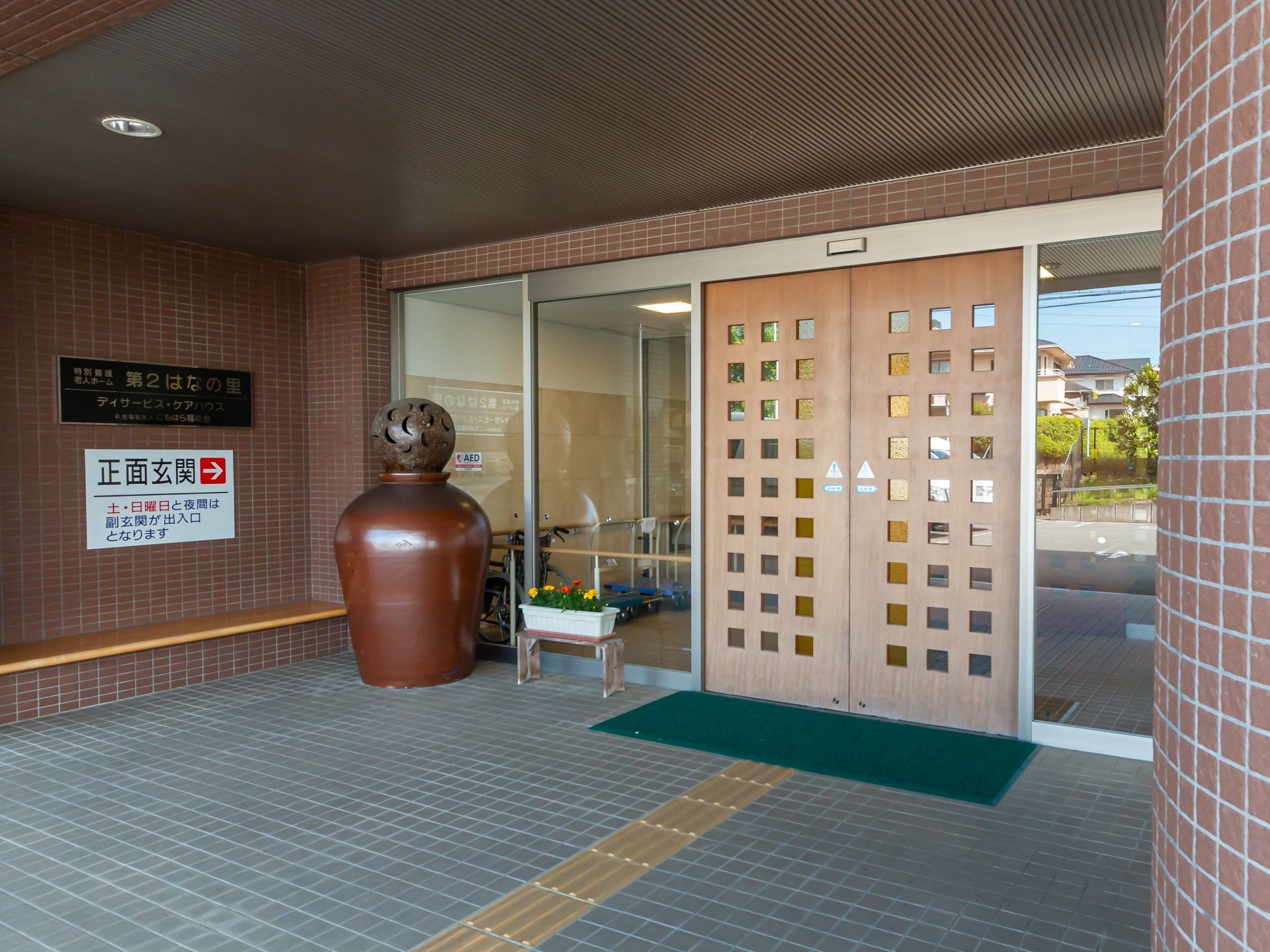入口の明るいエントランス