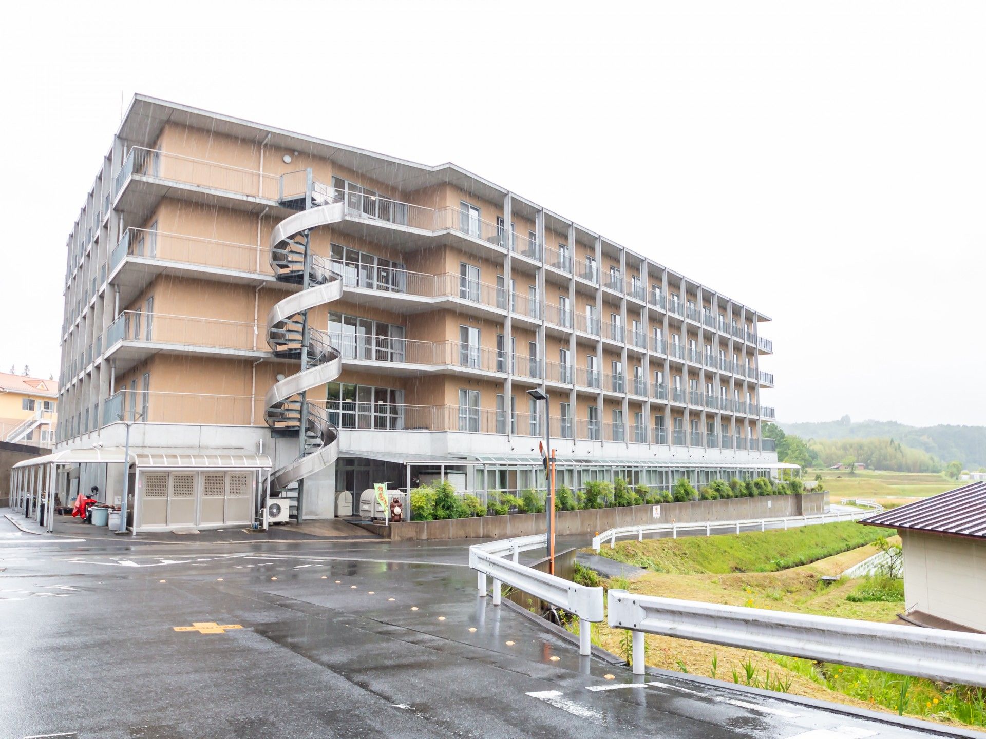 多階層の建物外観