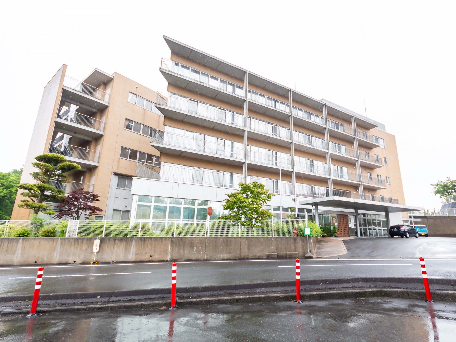多階層の建物正面