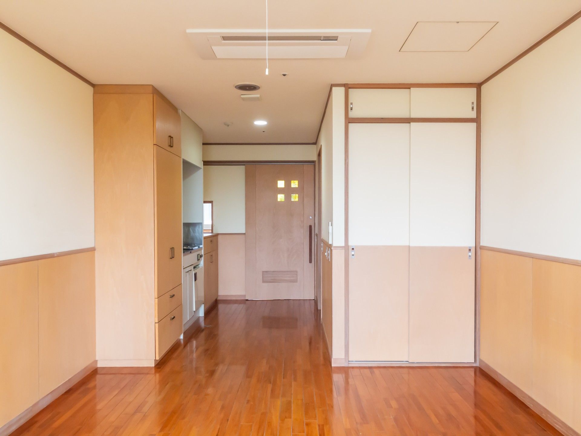 明るく広々とした廊下