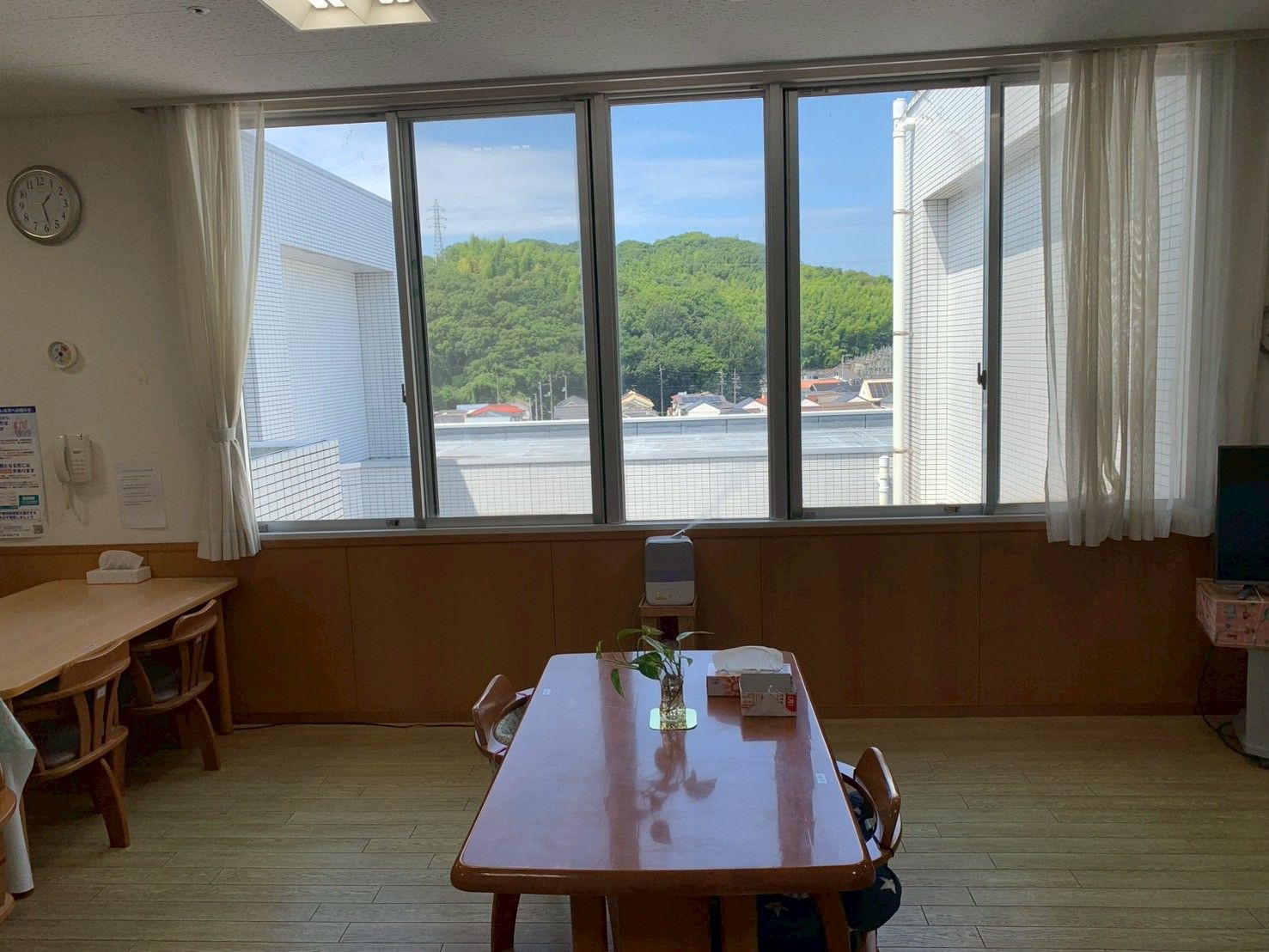 大きな窓のある部屋