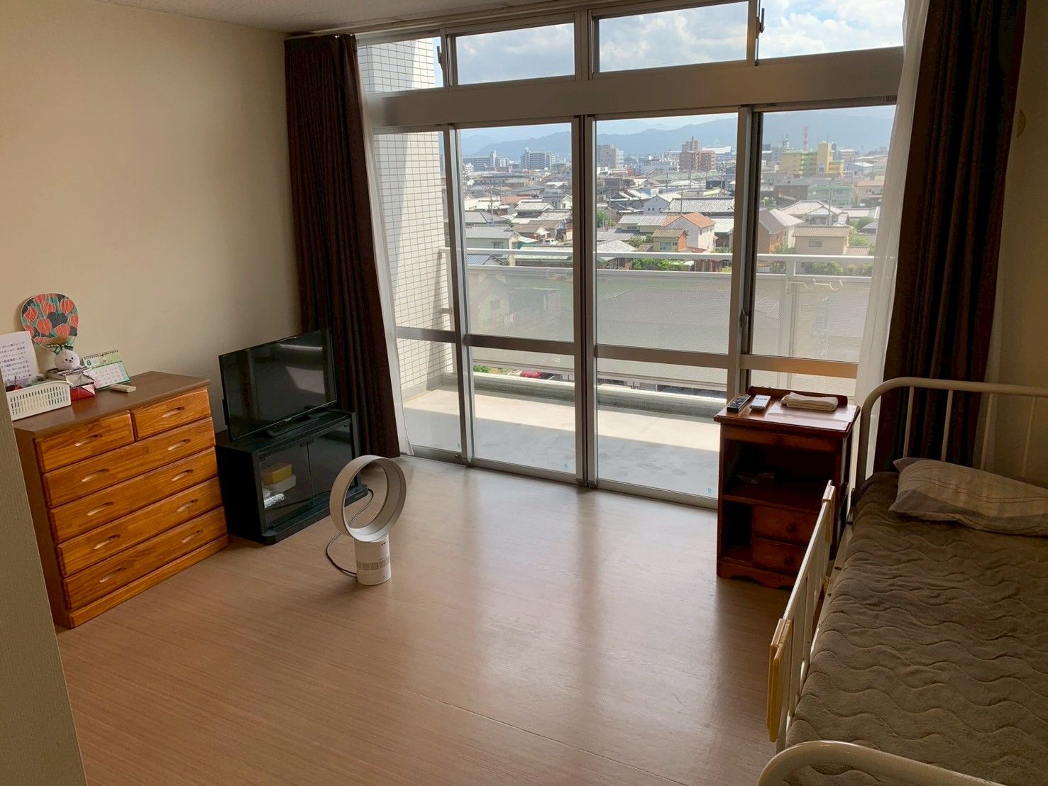 窓際の明るい部屋