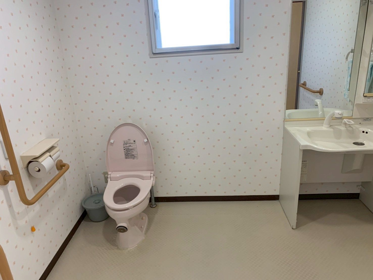 手すり付きのトイレ