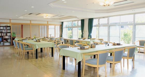 日差しが差し込む食堂