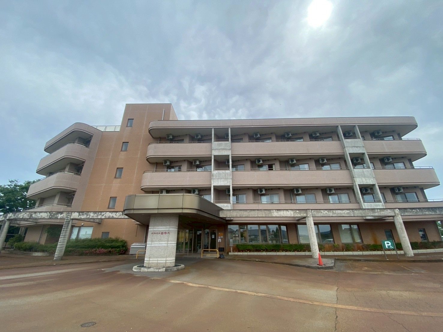 落ち着いた外観の建物
