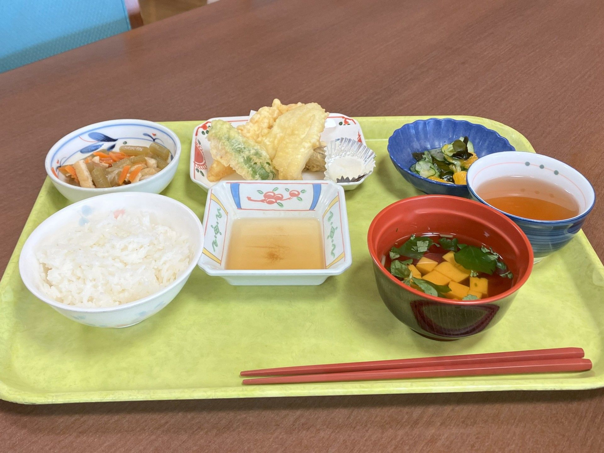 彩り豊かな食事のトレー