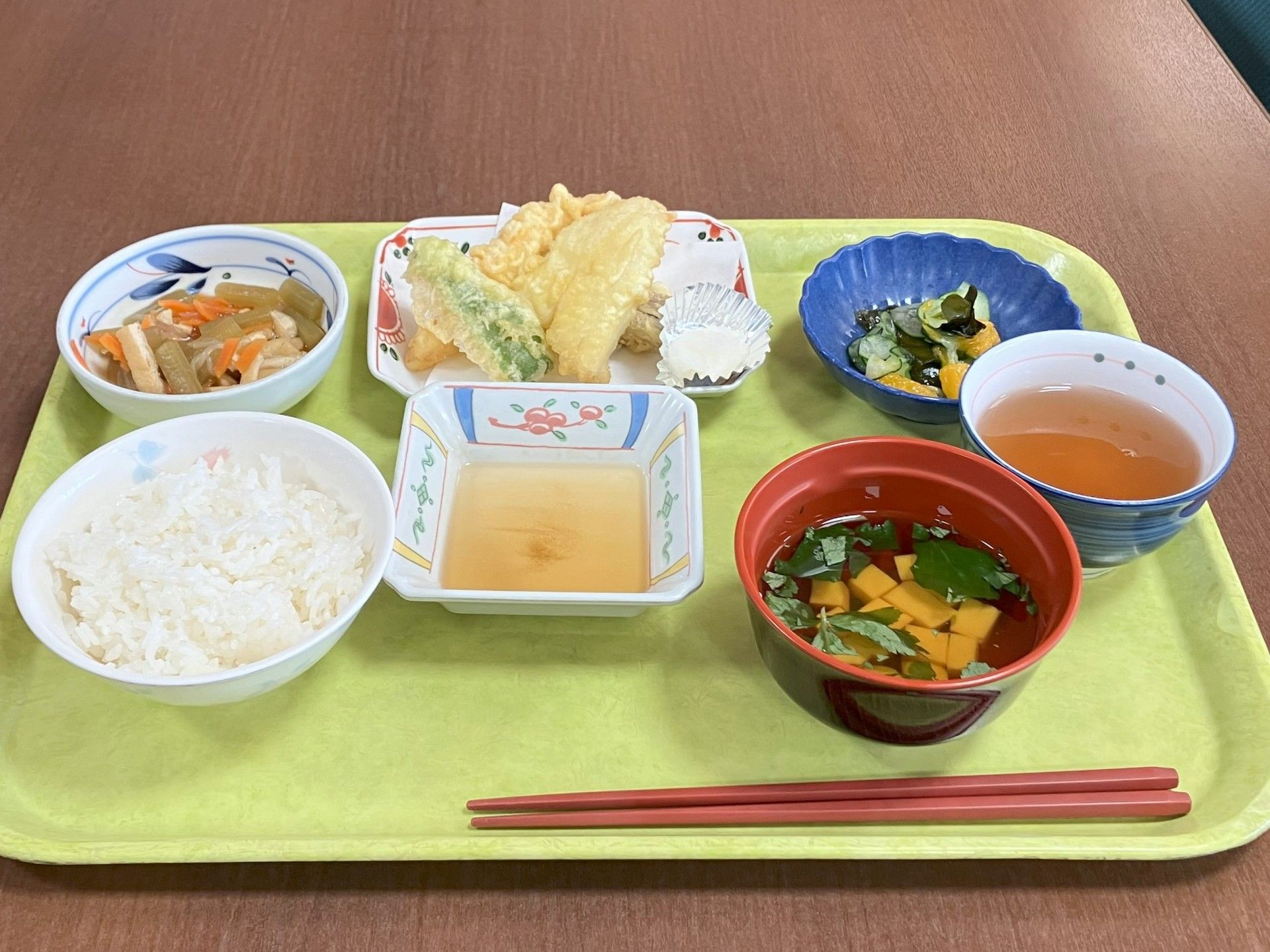 彩り豊かな食事のトレー