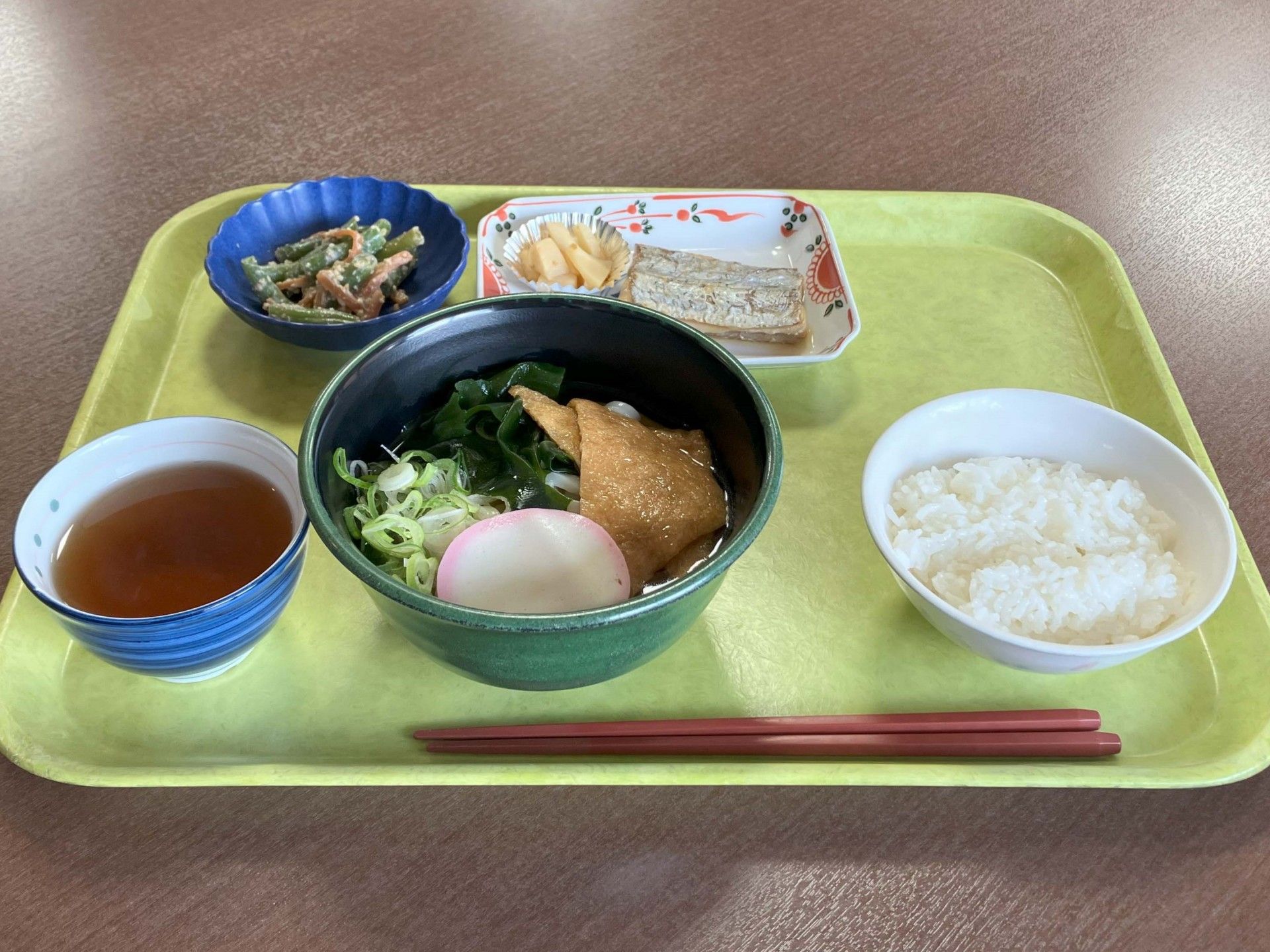 彩り豊かな食事のトレー