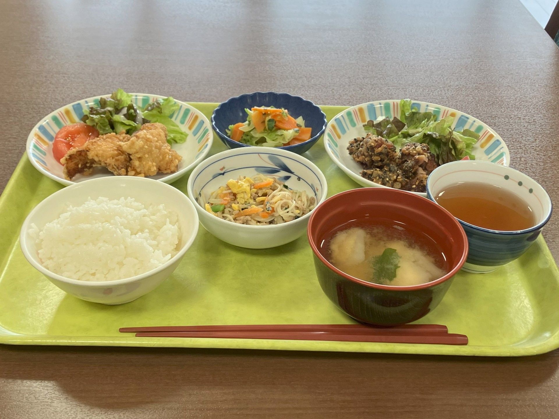 彩り豊かな食事のトレー