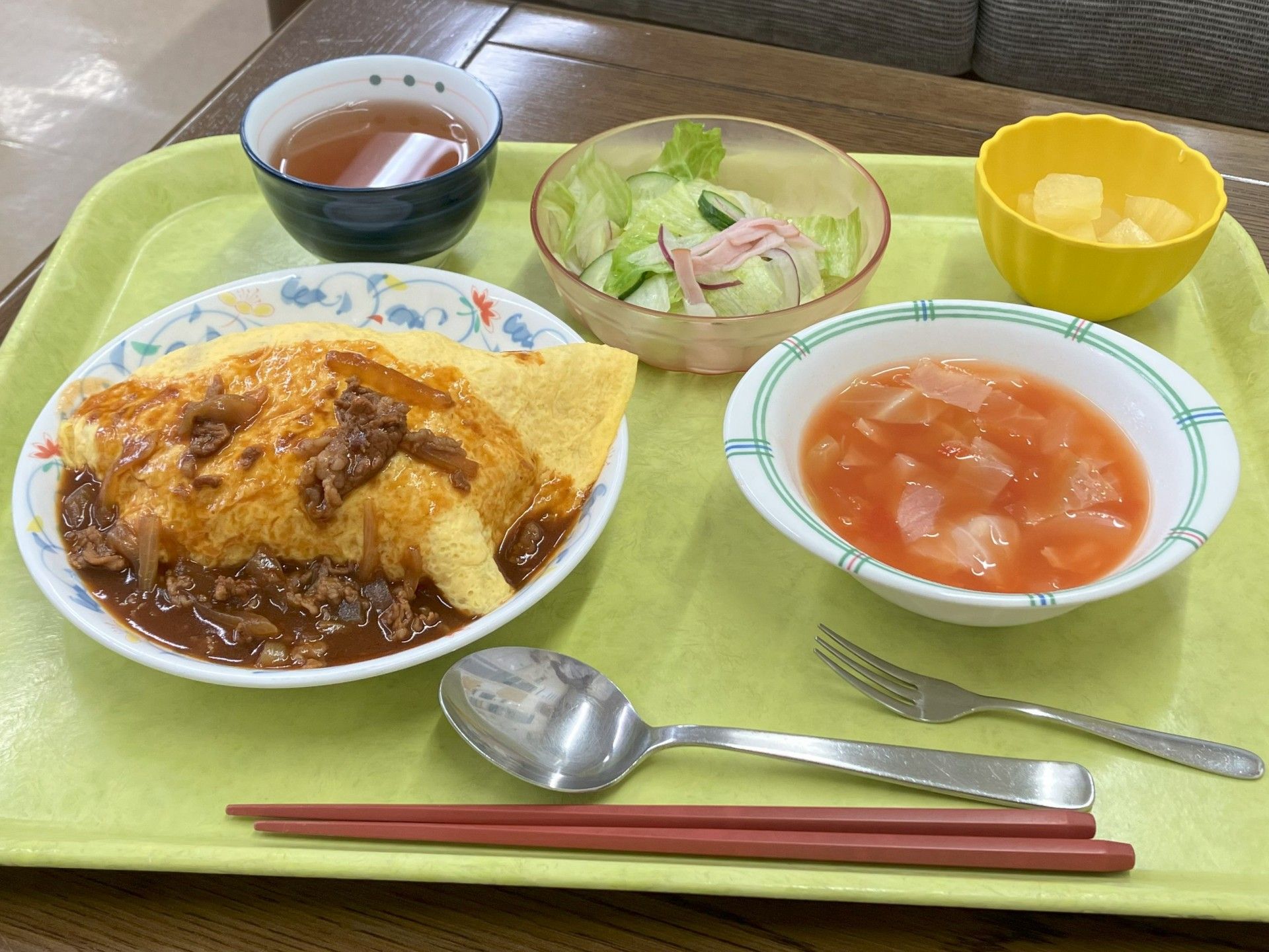 彩り豊かな食事トレー