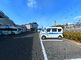 広々とした駐車場の外観