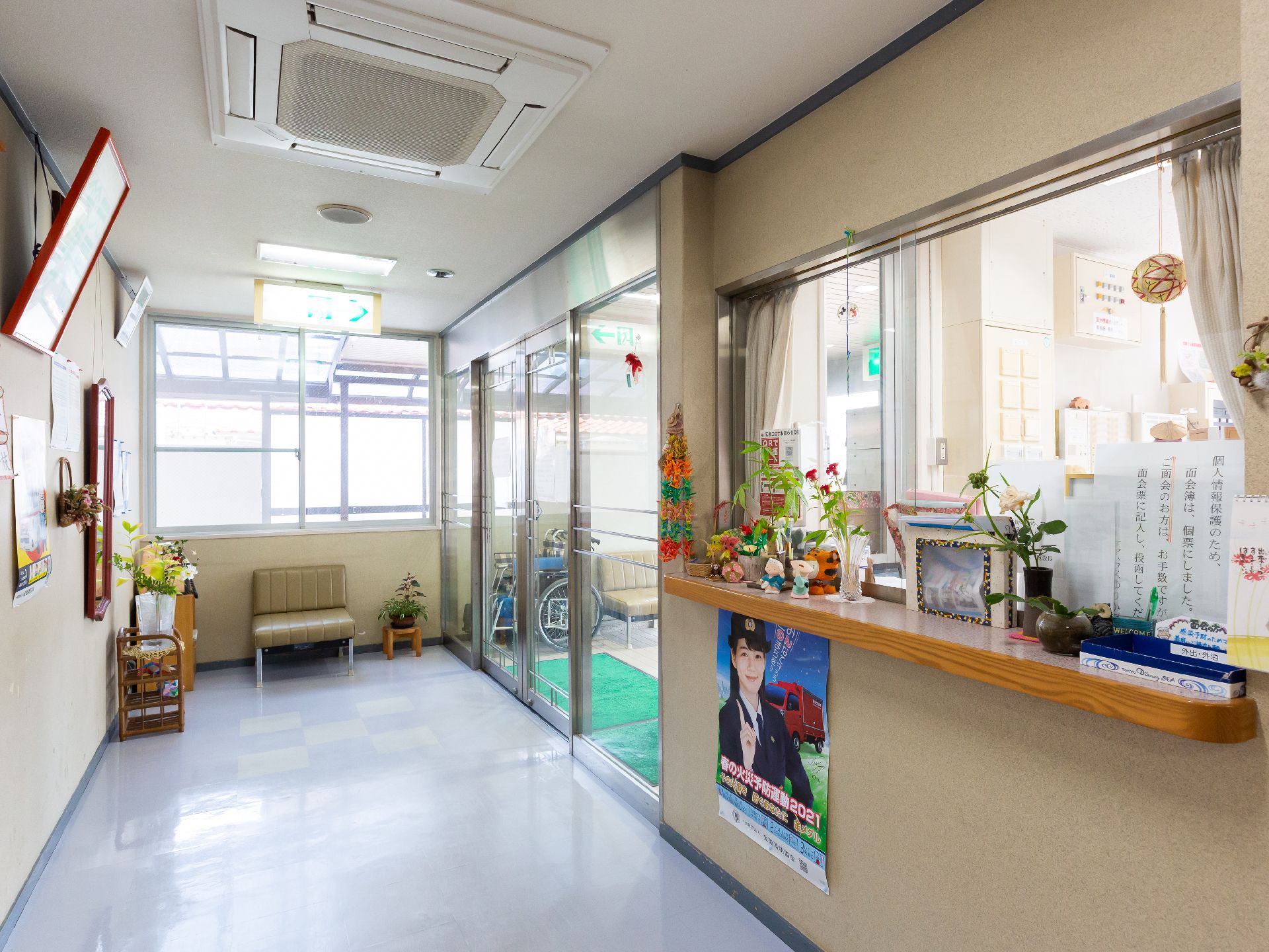器具を使ってリハビリをする高齢女性と指導する理学療法士の男性