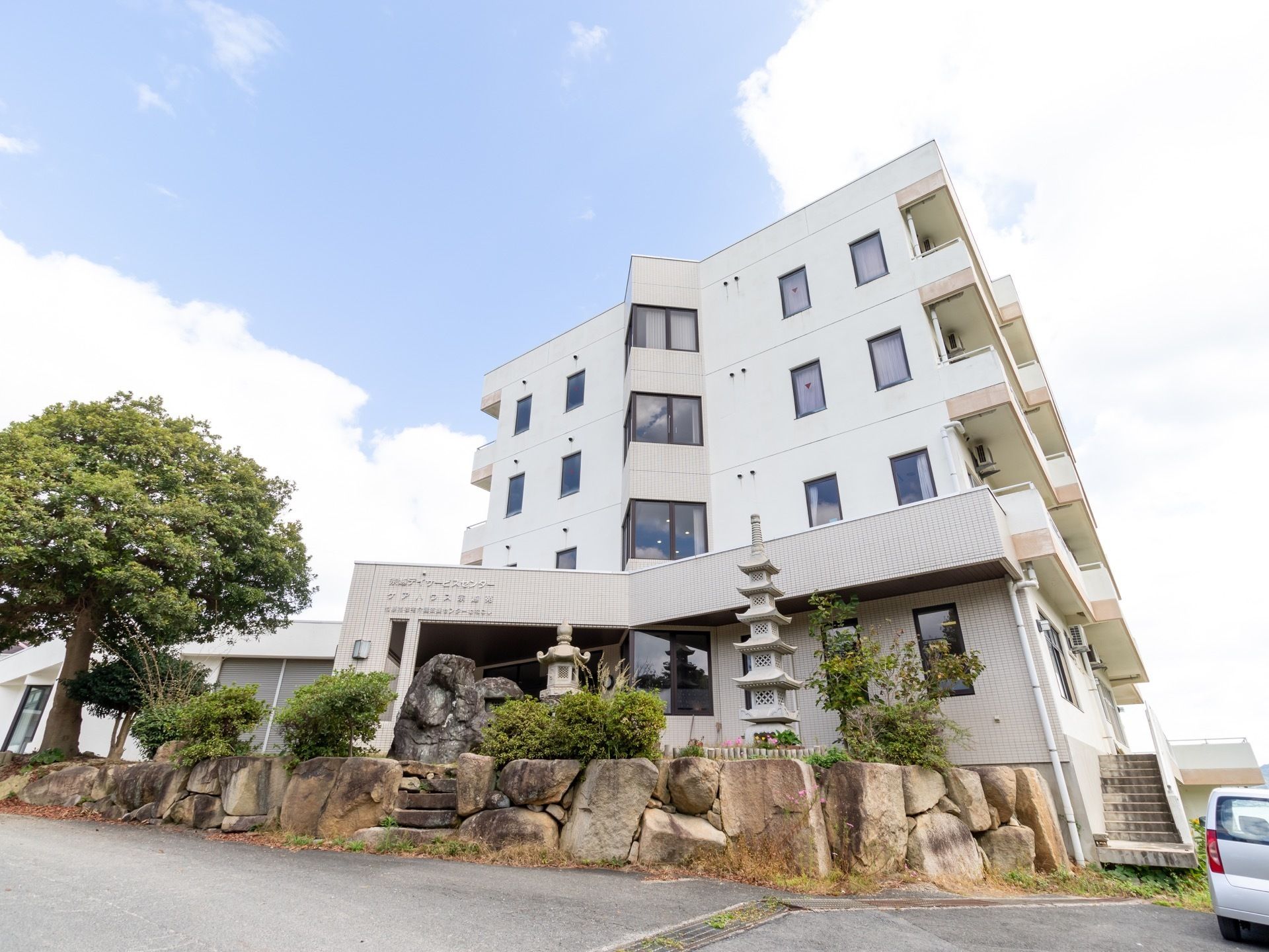 白を基調とした地上４階建ての建物である。玄関前は庭園が設けられており、２階以上にはベランダが設置されている。