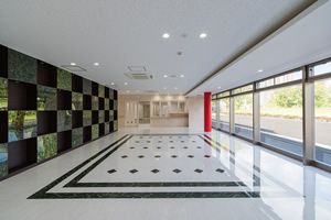 広々とした明るい廊下