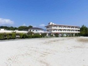 広い敷地には3階建てのケアハウスだけでなく修道院などもある。