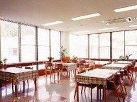 テーブルクロスがかけられたダイニングテーブルが並んだ食堂は日当たりも良好。