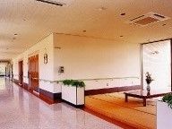 広々とした廊下には手すりが付き、共有スペースにつながっている。畳敷きの和室には大きな机も置かれている。