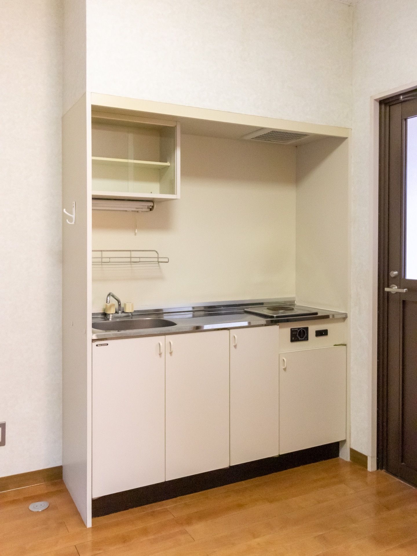 居室にはキッチンがある。小さな流し台とIHの調理台があり、下には調理器具を収納できるスペースがついている。