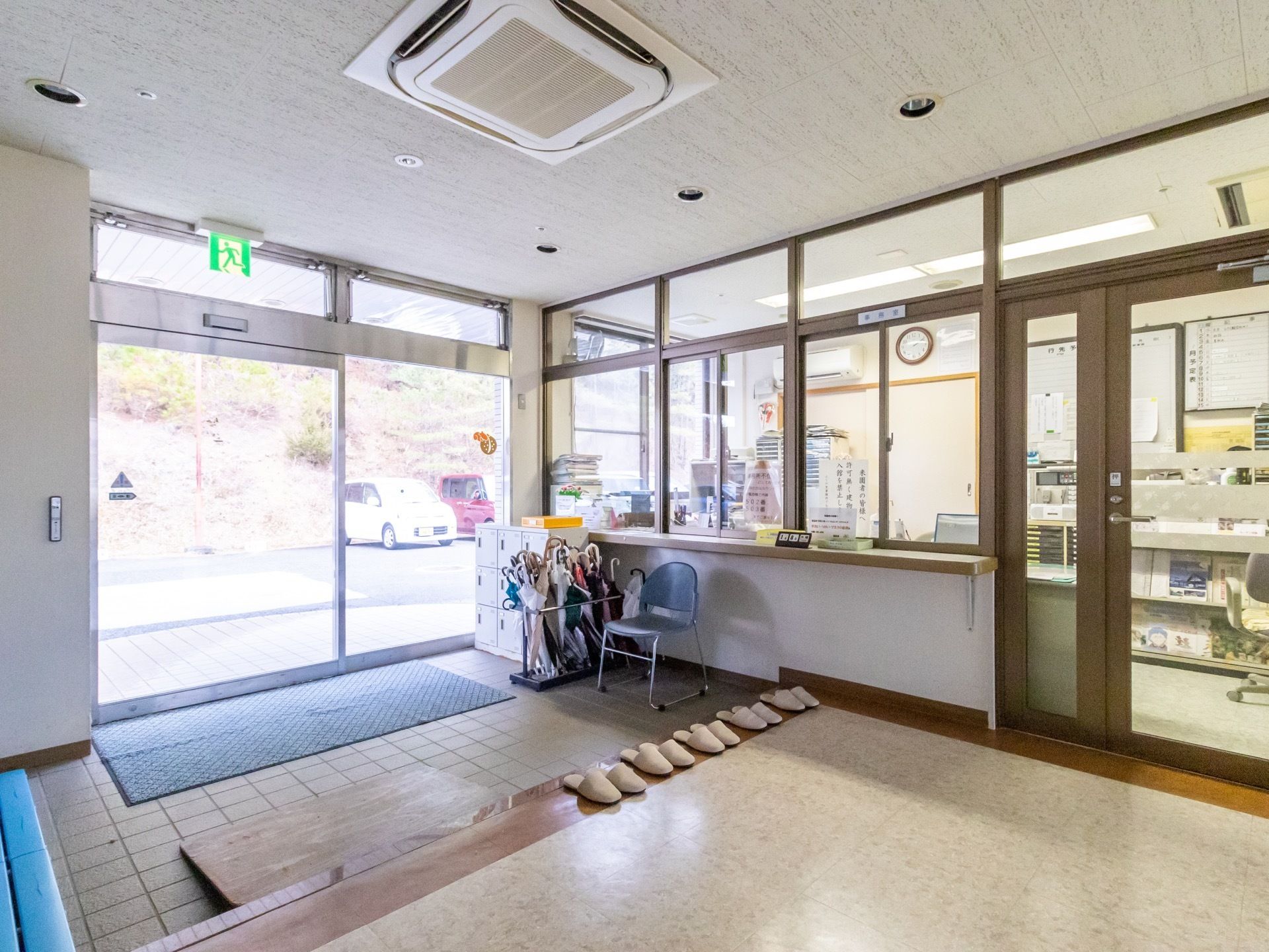 施設の入口はガラスの自動ドアで、玄関は広々としている。ドアの手前には大きな滑り止めのマットが敷かれている。