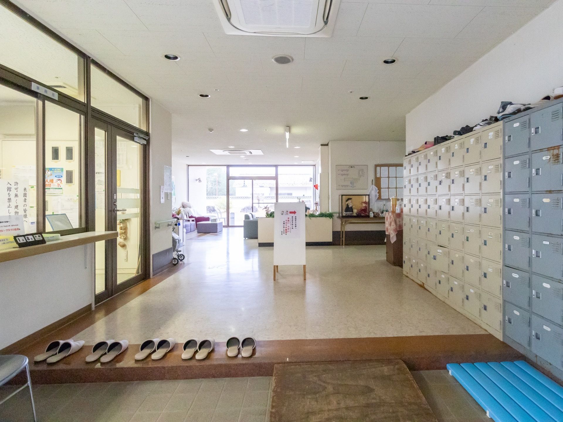 玄関の右側には大きな靴箱が設置されている。左側にはスタッフが事務仕事をする事務室があり、カウンターがある。