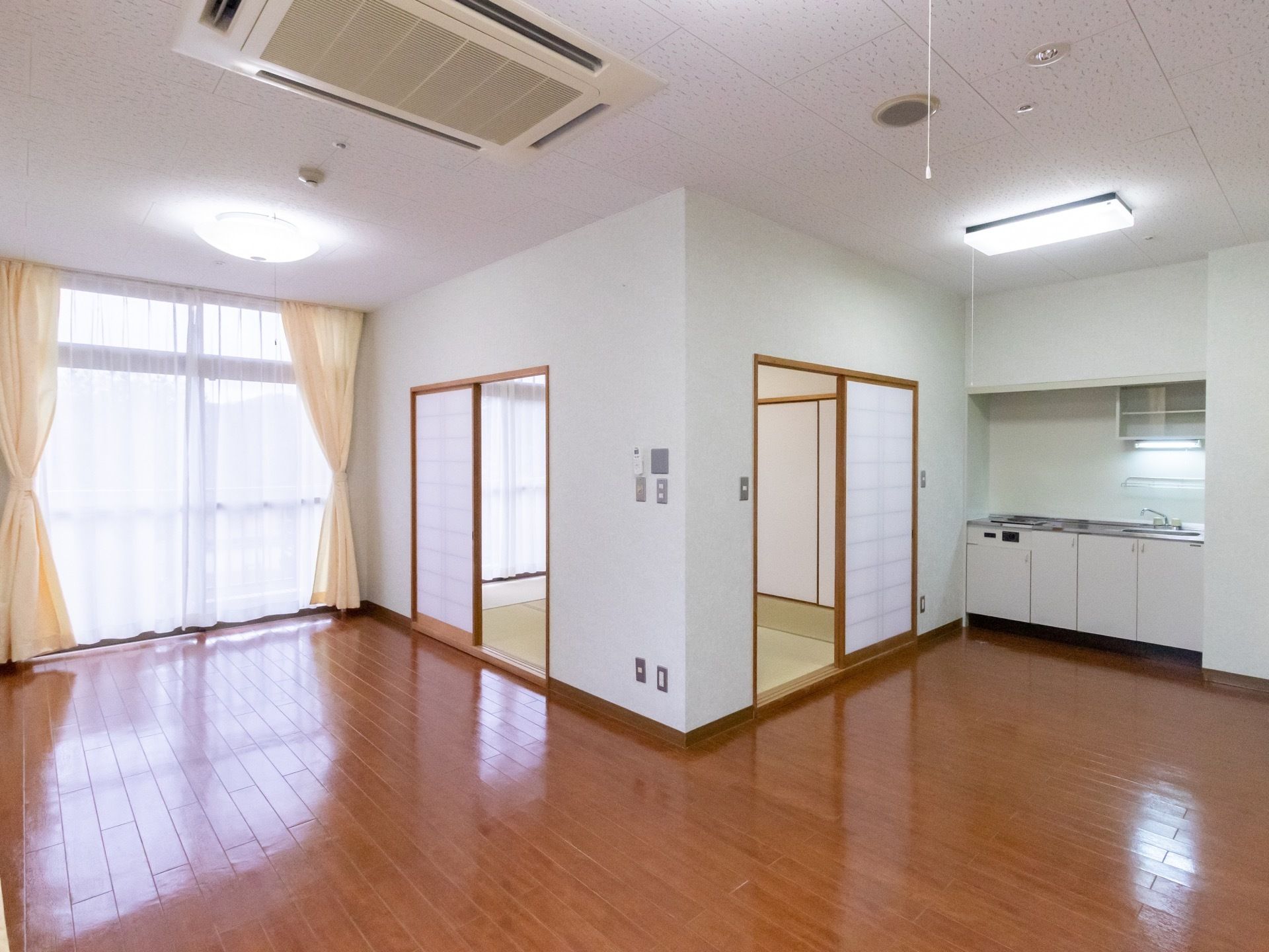 夫婦で過ごすことのできる夫婦部屋がある。キッチンとダイニング部分はフローリングで、和室には畳が敷かれている。