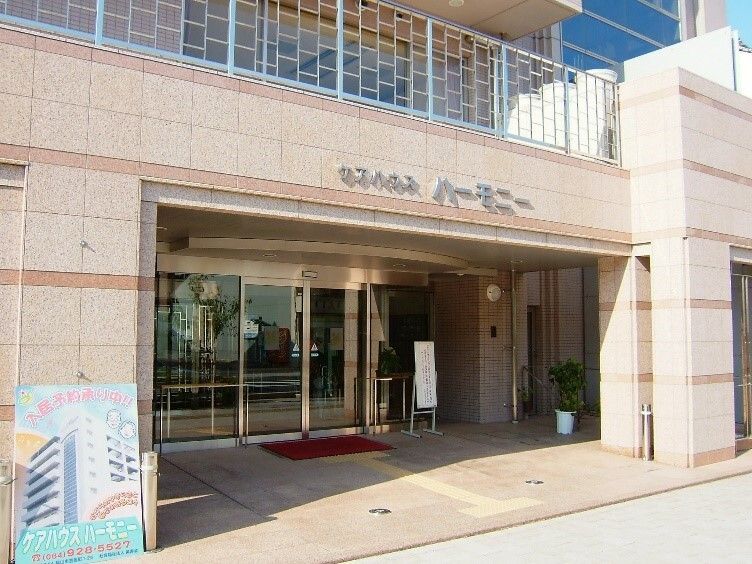 自動ドアが設置された建物の玄関。