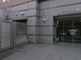 静かな街並みの道路と建物