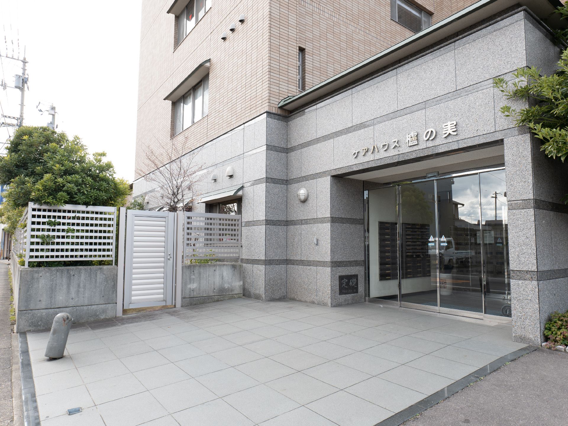 駐車場の出入り口から見た施設全体の外観