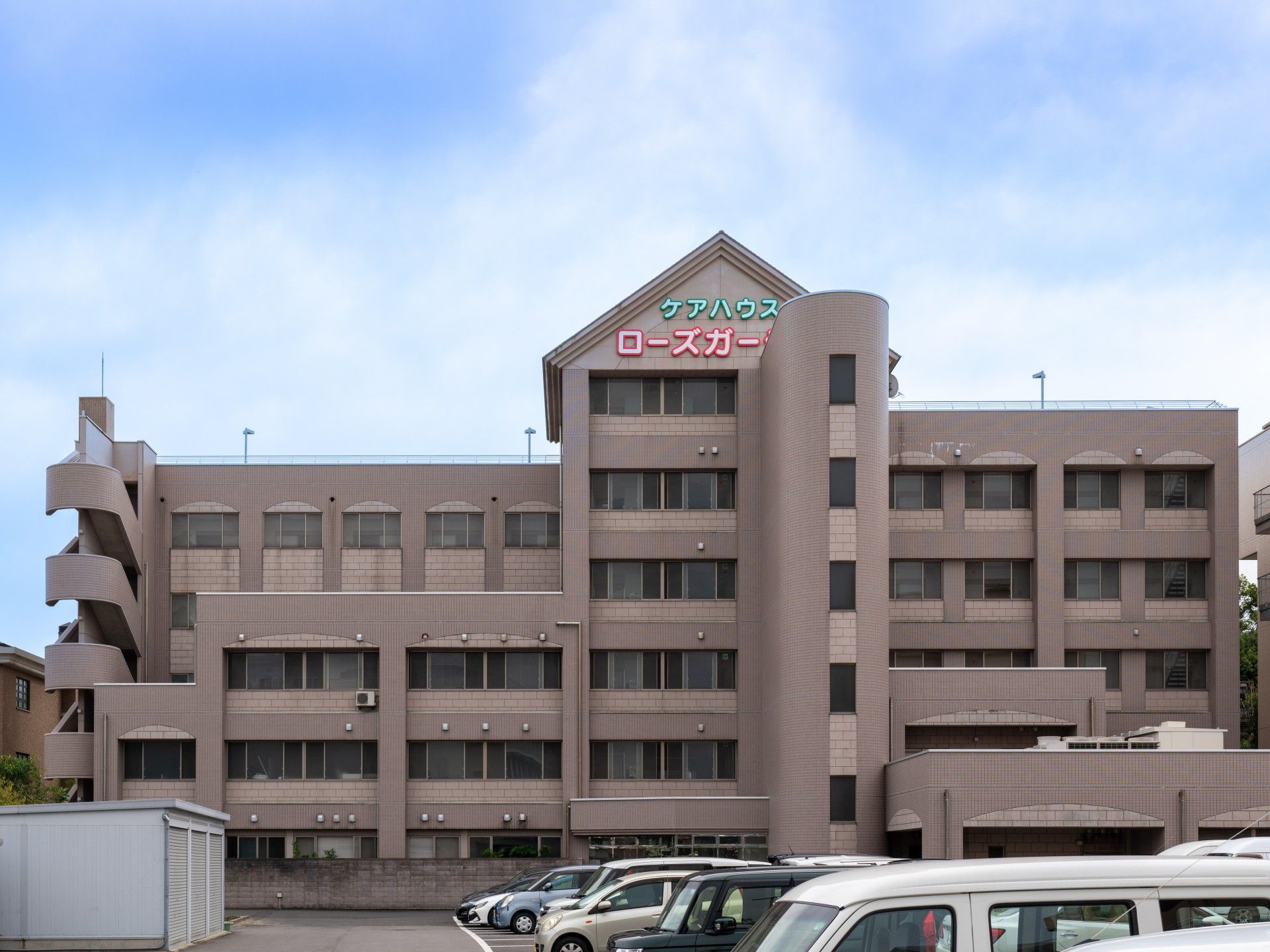 ゆったりとした建物の外観