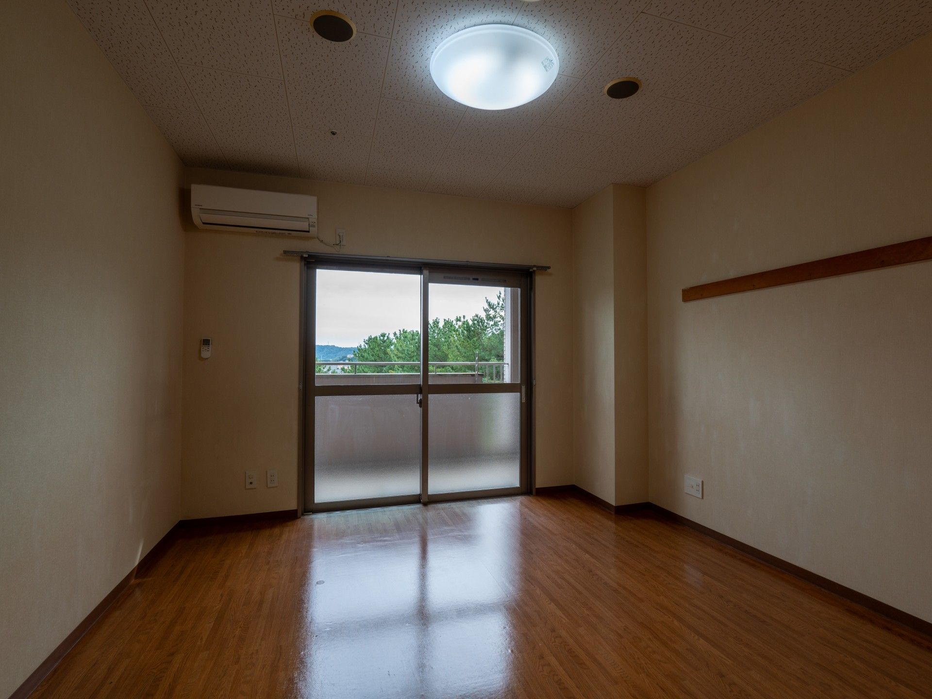 明るい個室の一室