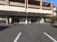 広々とした駐車場の外観