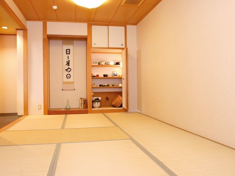 掛け軸が飾られた床の間の横には飾り棚があり、器などが飾られている和室。