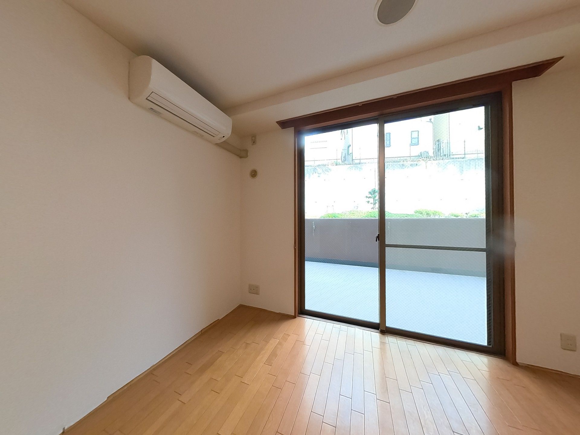 窓際の明るい部屋