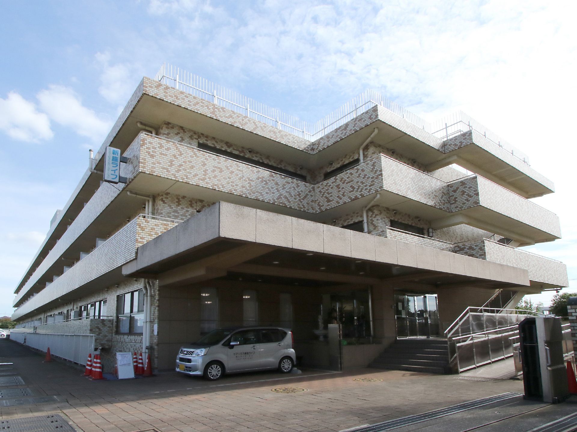 地上３階・地下１階のタイル調をした老人ホーム