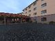 ゆったりとした外観の建物