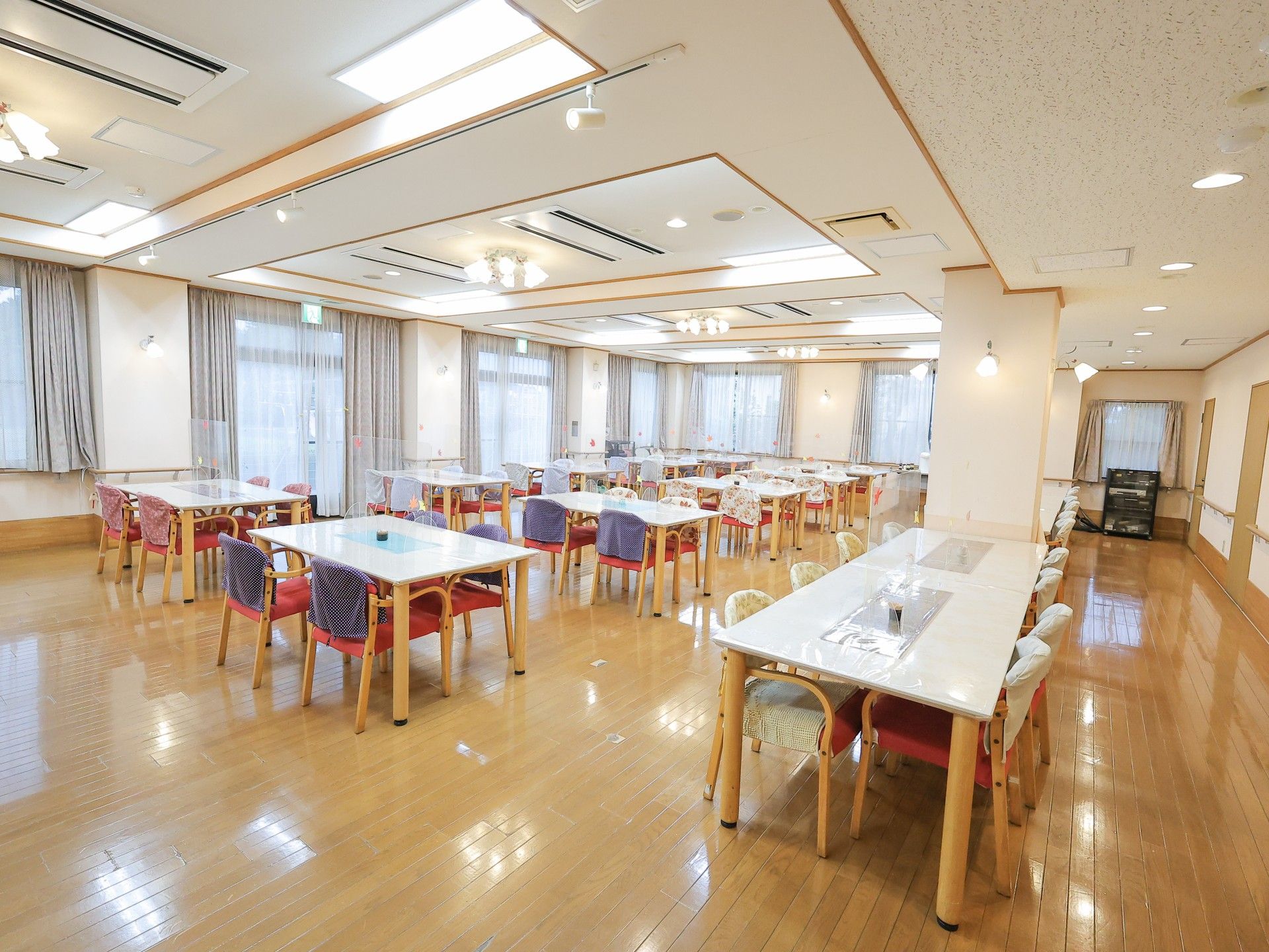 広々とした明るい食堂