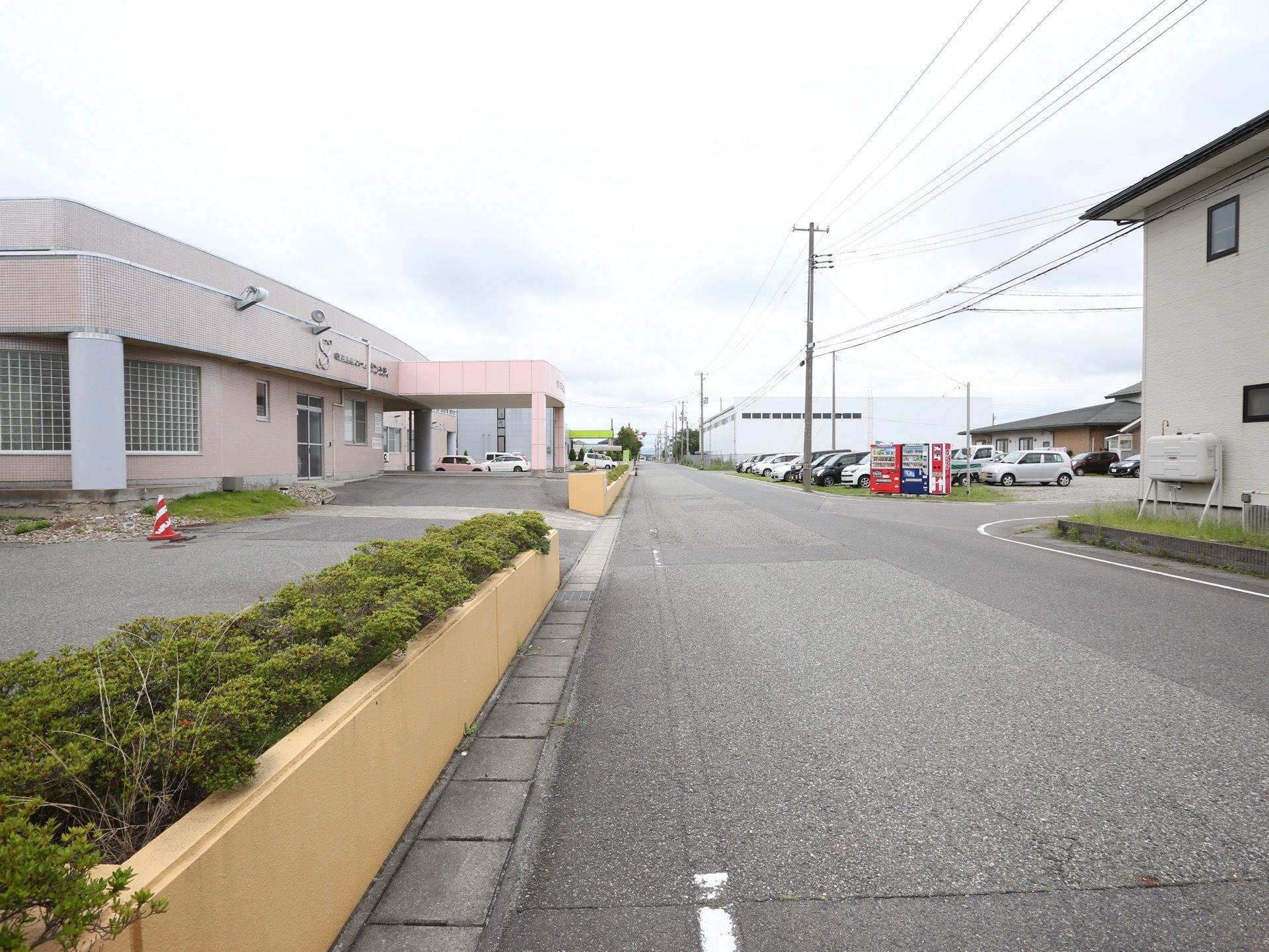 施設の駐車場の出入口は余裕をもって幅員を確保している。来訪者様が車でお越しの場合は、道路から安全に施設内へ進入することができる。