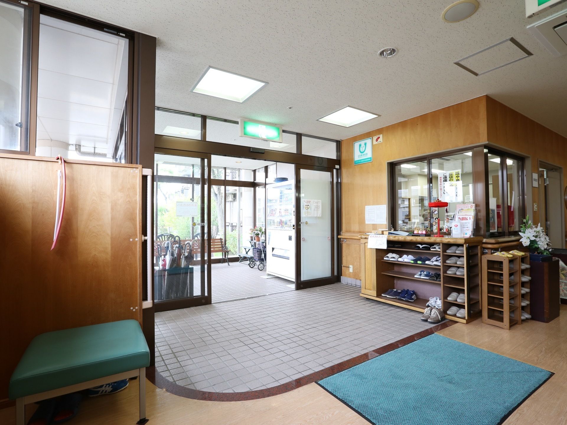 出入口の風除室に白い外観の自動販売機を設置している。入居者様は自由に好みの飲料水を購入することができる。