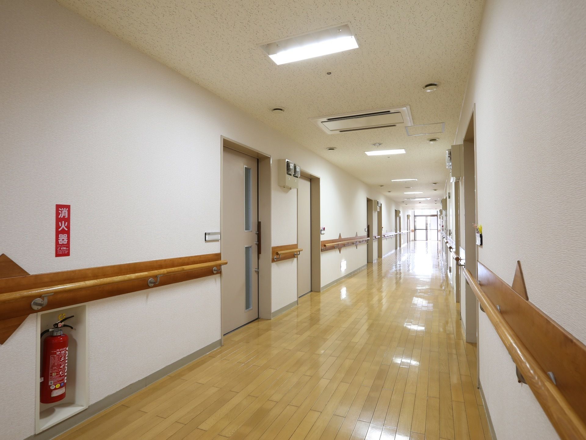 共用廊下の突き当たりには両開きのドアがある。緊急の際は、速やかに屋外へ避難することができる。