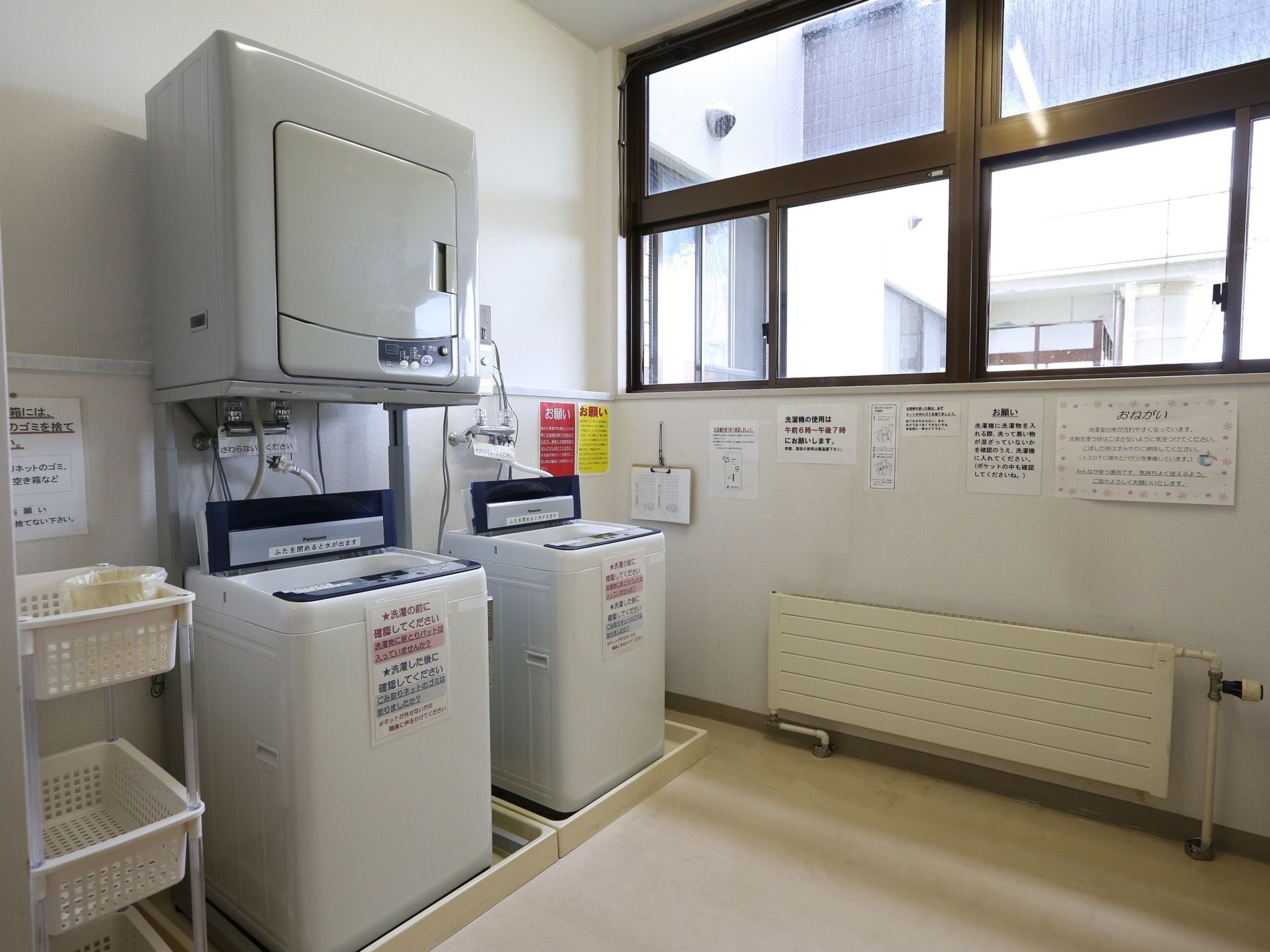 館内に設けられた洗濯室に洗濯機が２台設置されている。乾燥機もあるので、雨の日も速やかに洗濯物を乾かすことができる。