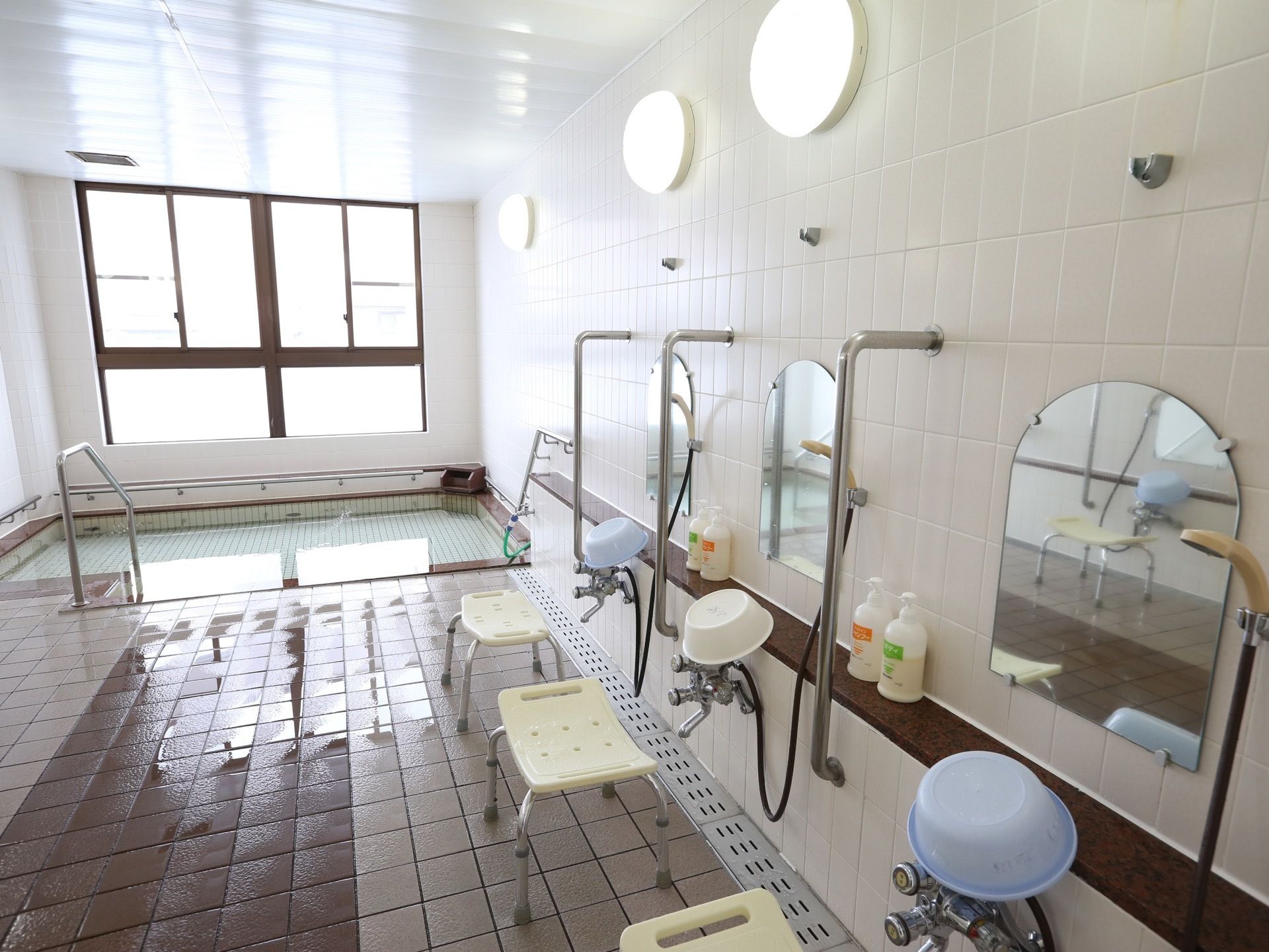 浴室の洗い場にはボトル入りのシャンプーとリンス。入居者様が髪を洗う際に自由に使用することができる。