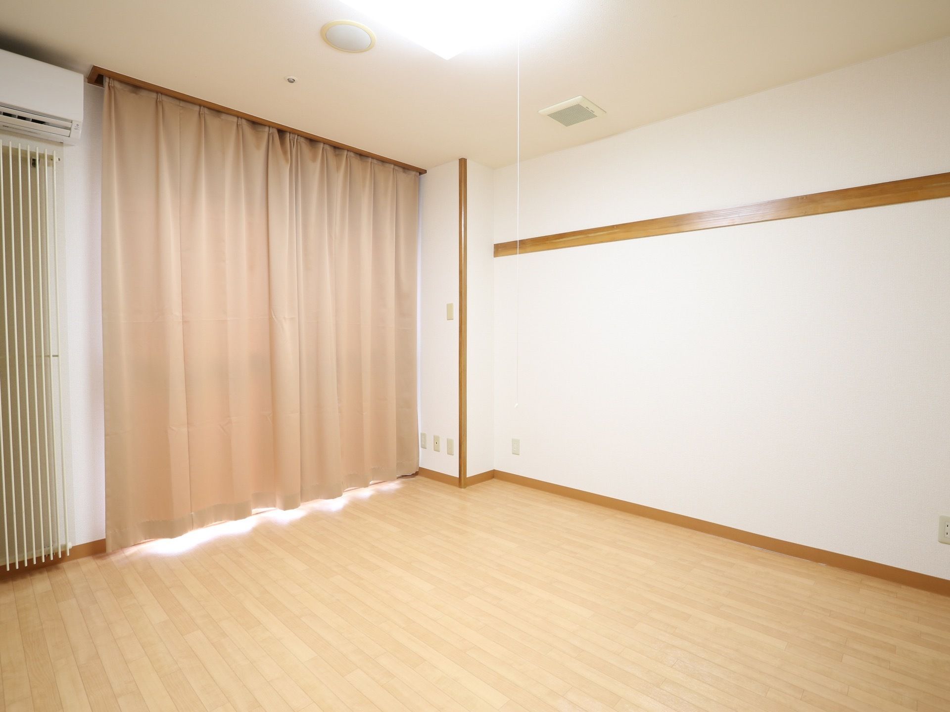 居室の天井にはシーリングライトを設置している。スイッチは紐式で、手で引っ張ることにより操作することができる。