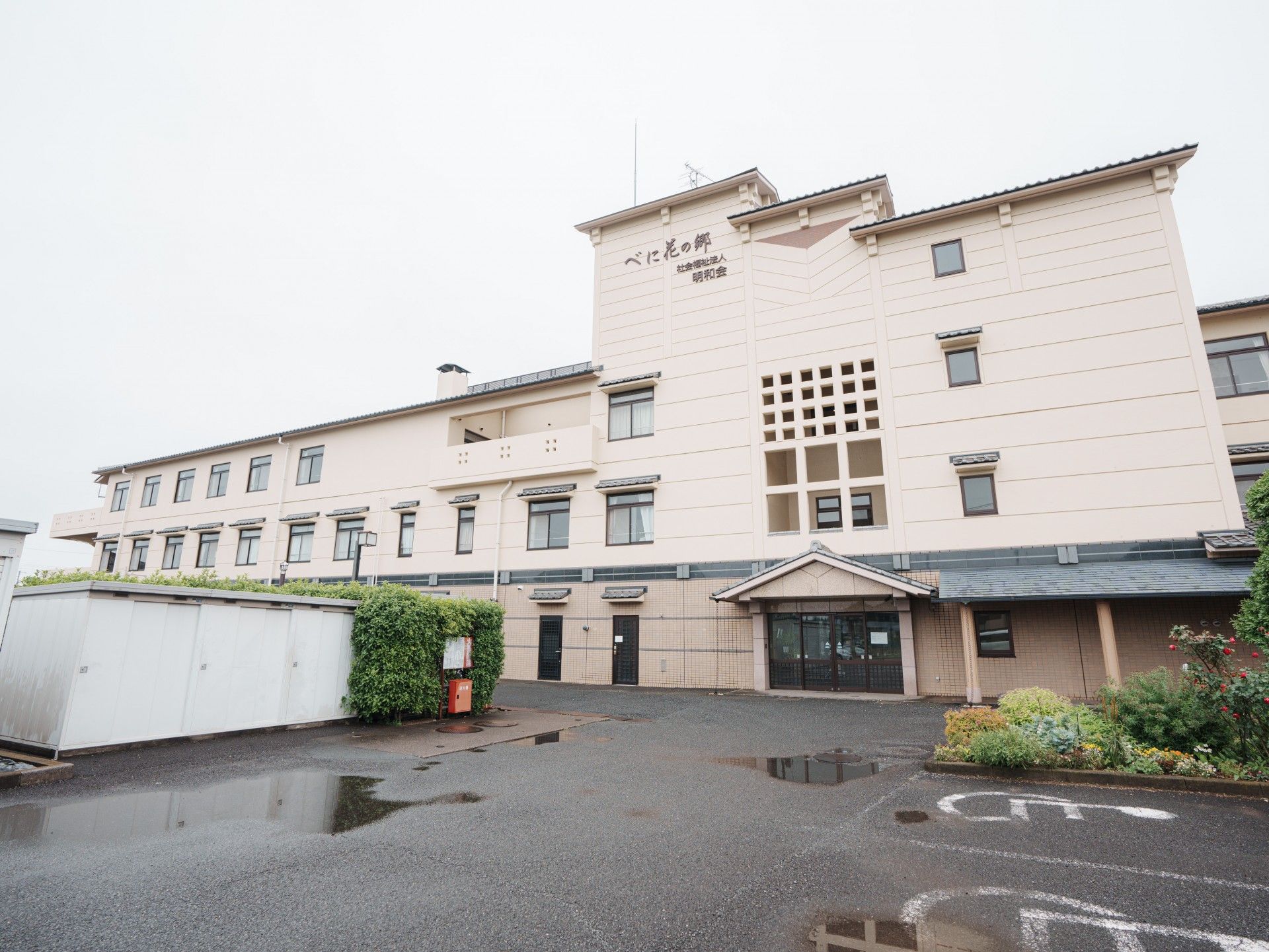ゆったりとした建物正面