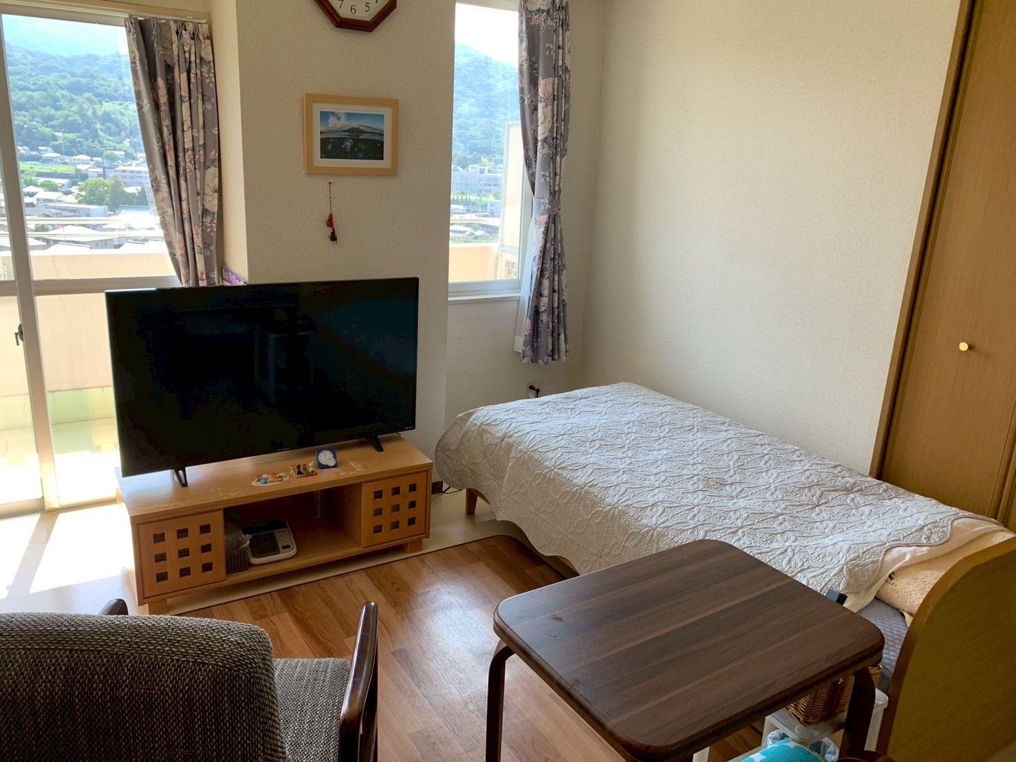 窓際の明るい個室