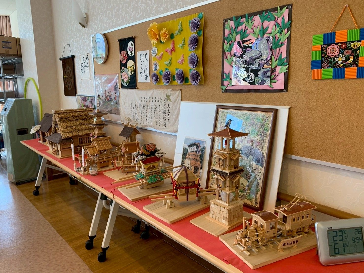 手作り作品が並ぶ展示台