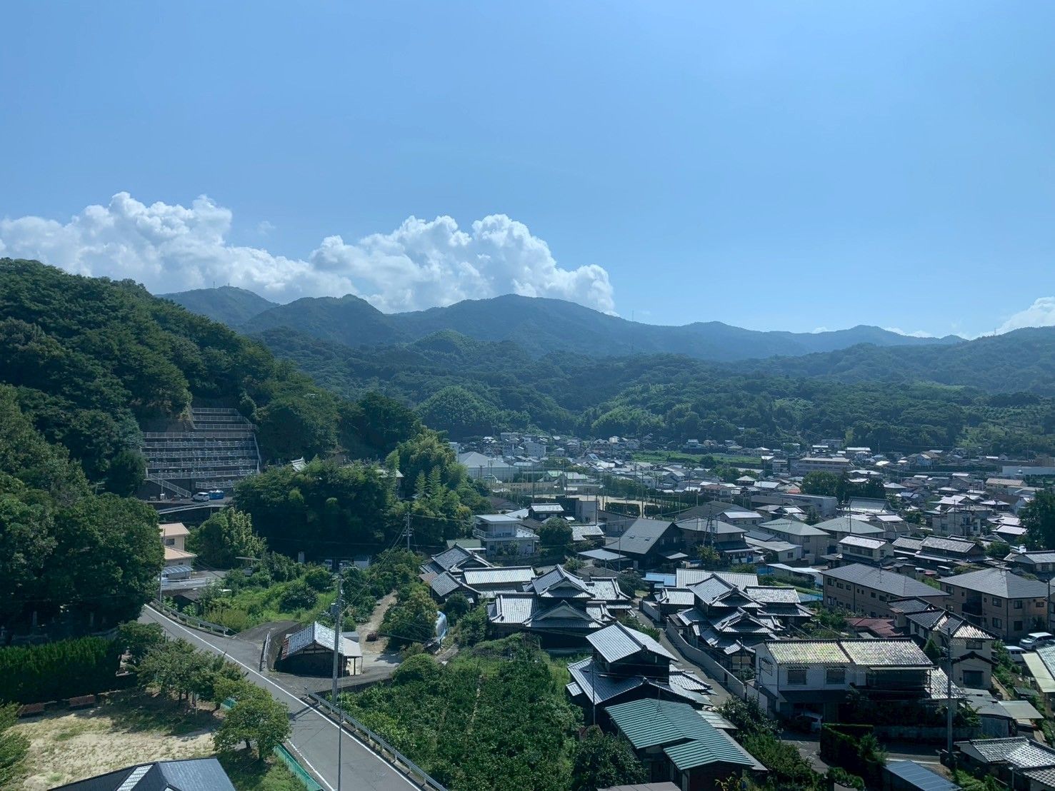 山々と町並みの風景